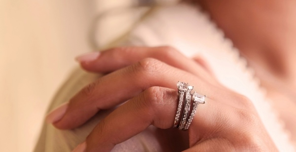 Sublime bague en diamant de laboratoire portée sur une main élégante, symbolisant le luxe éthique et la pureté intemporelle.
